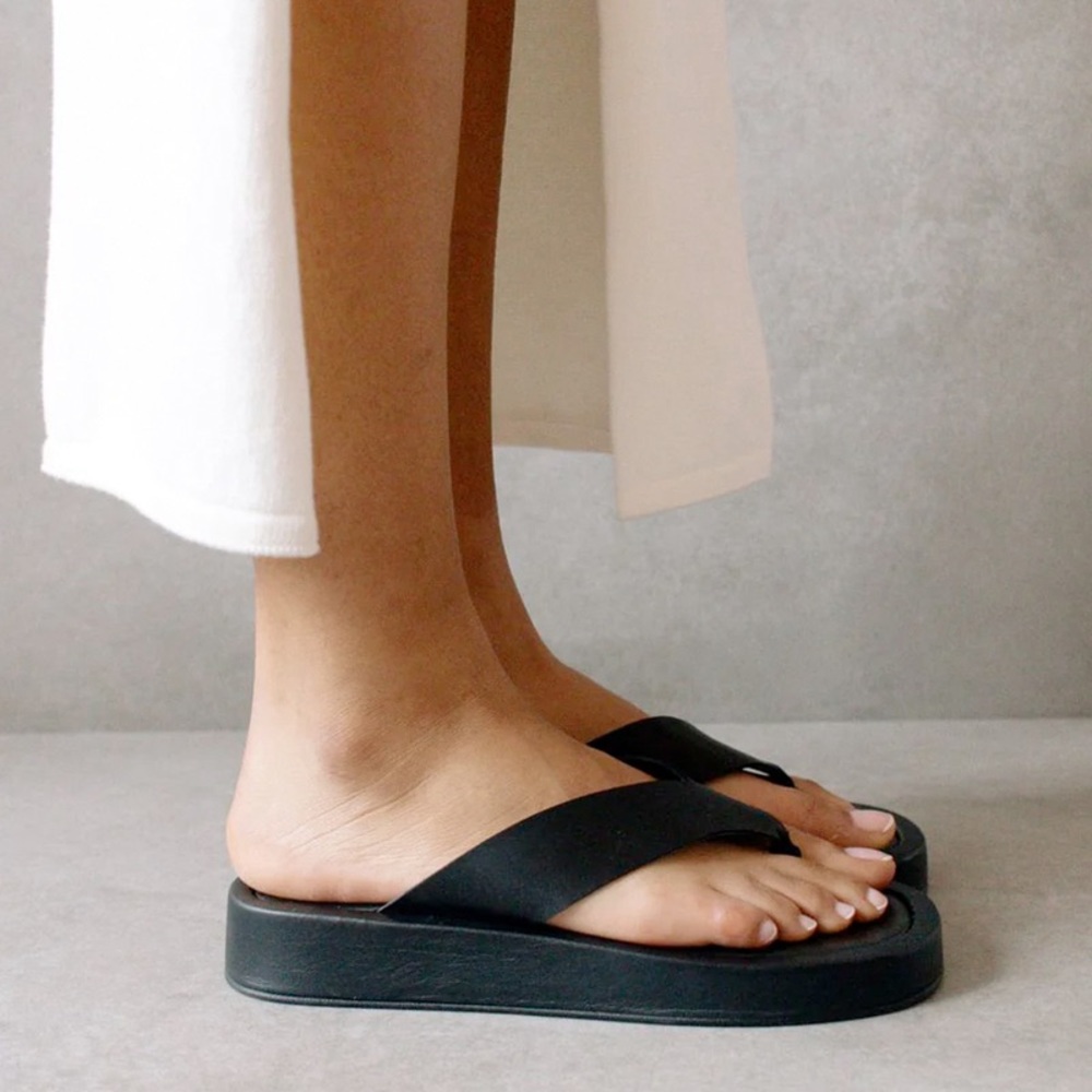 ALOHAS Black Sandals
